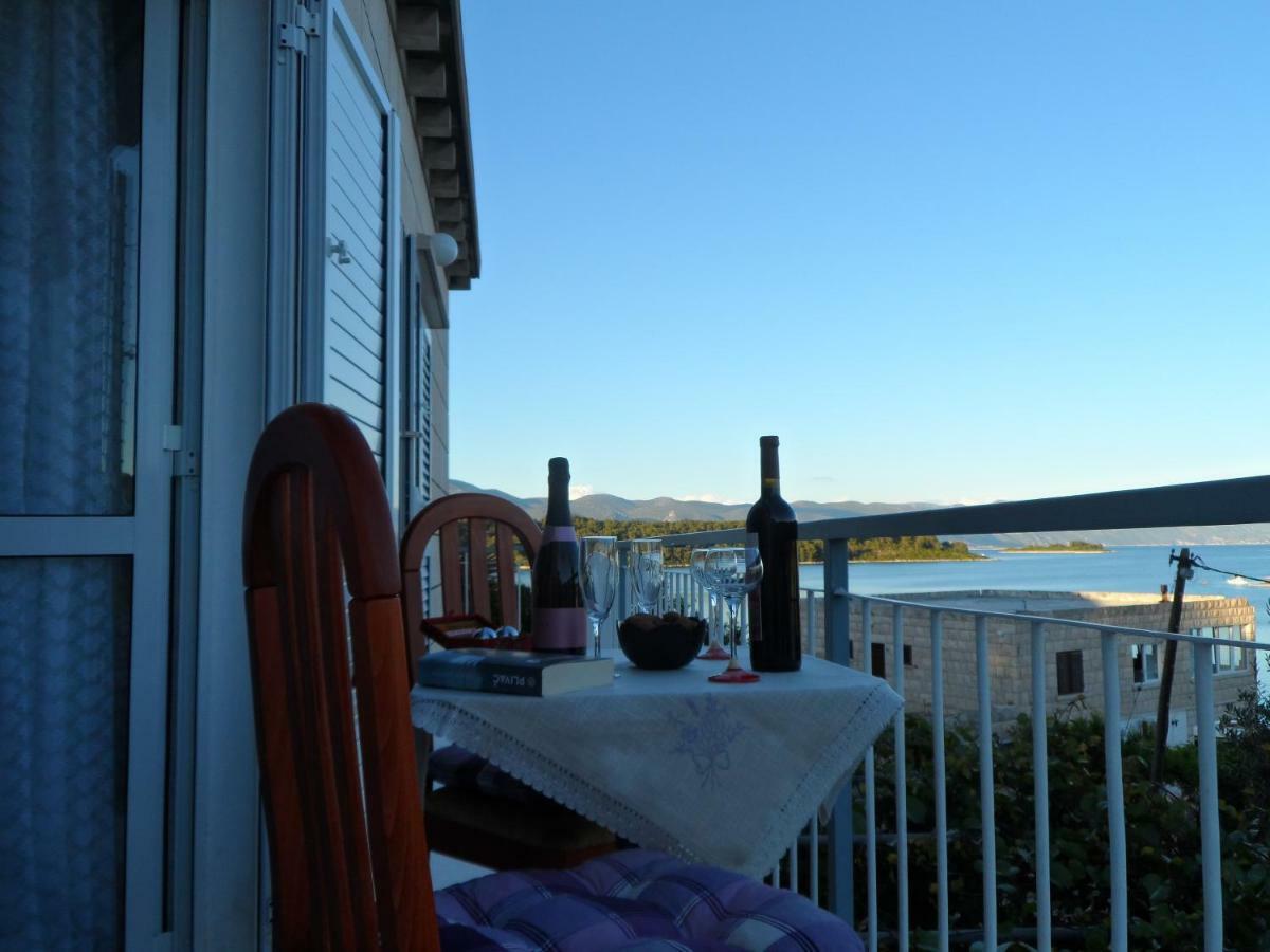 Adrian'S Apartments & Winery Lumbarda Exterior photo